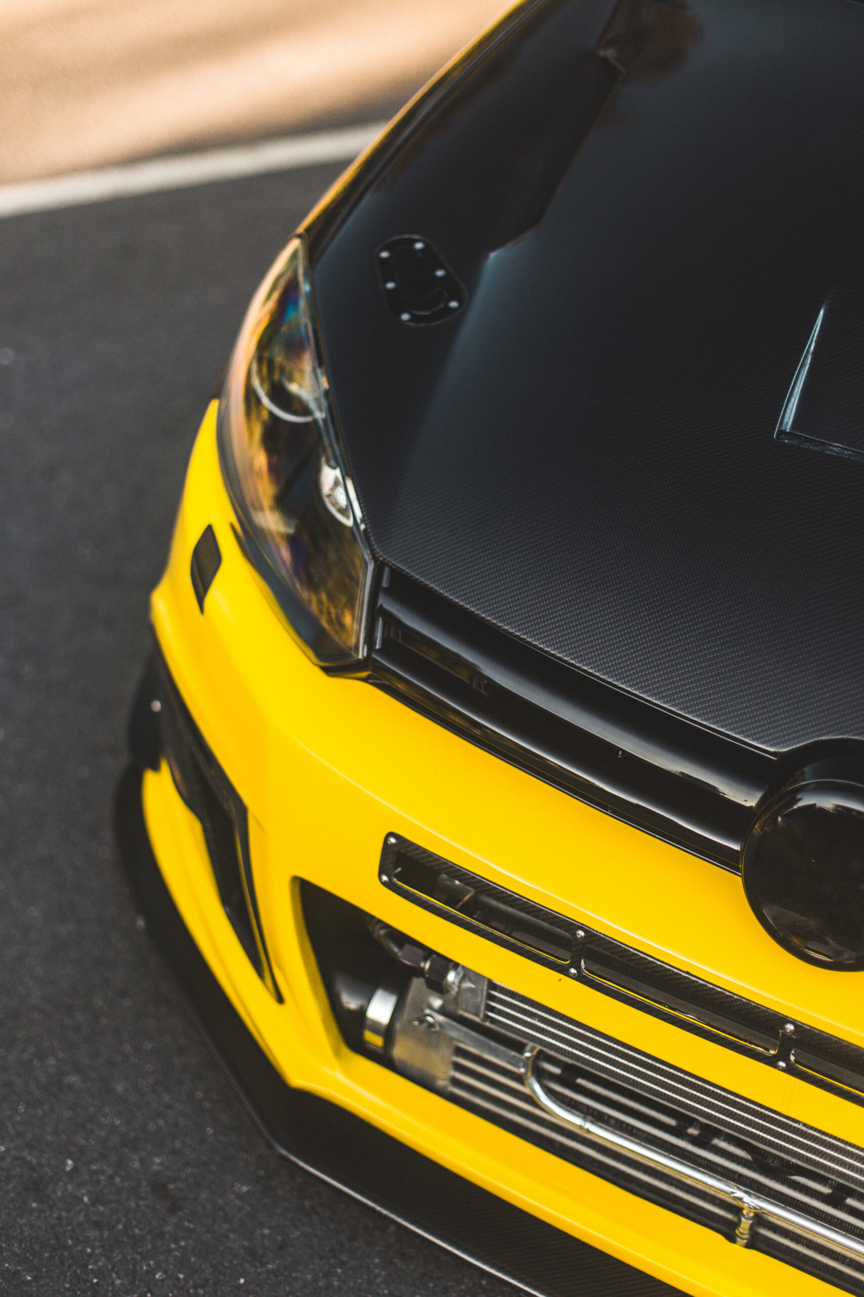 autotuning de estilo deportivo negro amarillo de un coche autotuning de estilo deportivo negro amarillo de un coche